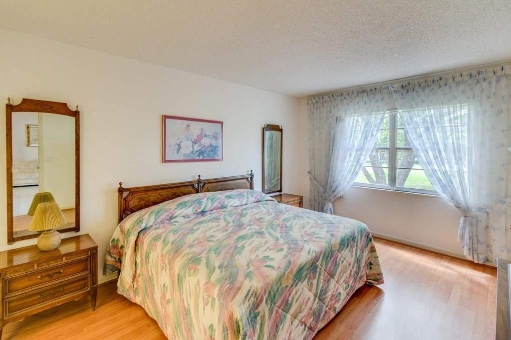 CENTURY VILLAGE IVANHOE E - Residential