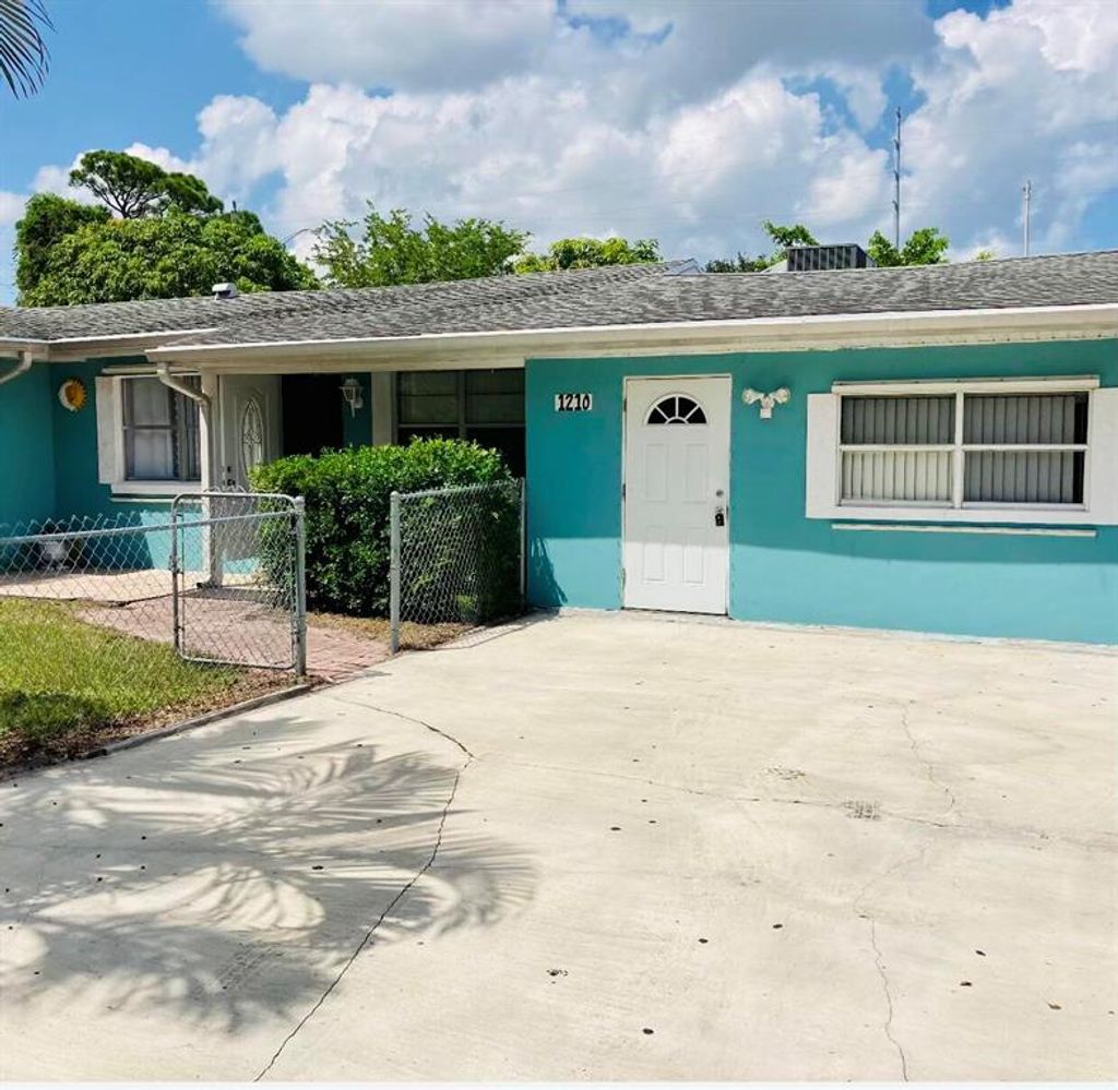 Photo of 1210 Wyoming Avenue, Fort Pierce, FL 34982 (MLS # R10743607)