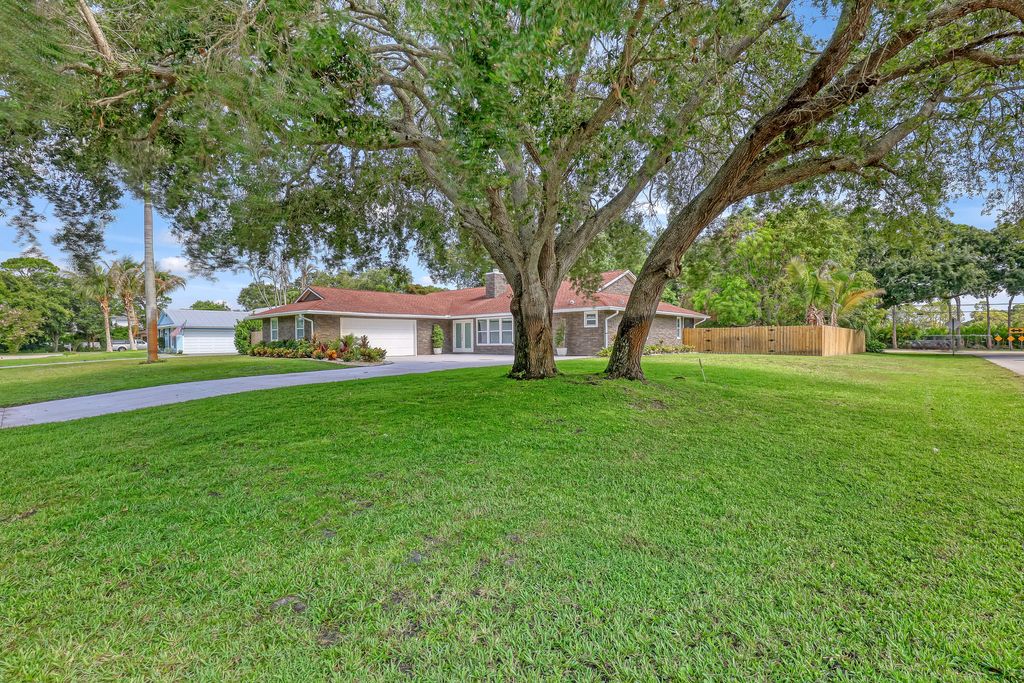 Photo of 6185 White Oak Court, Jupiter, FL 33458 (MLS # B26046254)