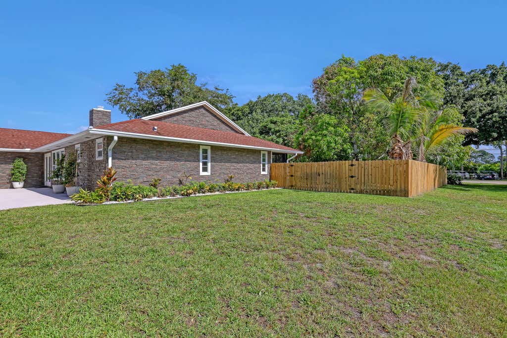 Photo of 6185 White Oak Court, Jupiter, FL 33458 (MLS # B26046254)