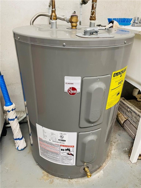 LAKEWOOD ON THE GREEN - Residential