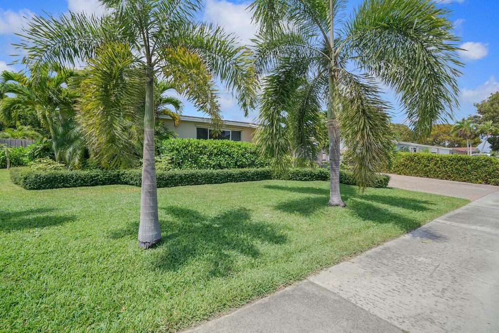 Photo of 313 Davis Road, Palm Springs, FL 33461 (MLS # R11075418)