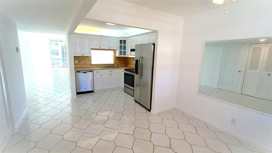 Light and bright 2-bedroom, 2-bathroom waterfront condo in the gated Island Club community. Relax and unwind with peaceful water views from your screened balcony, all while being just minutes from the beach, shopping, dining, and everything Pompano Beach has to offer!!!