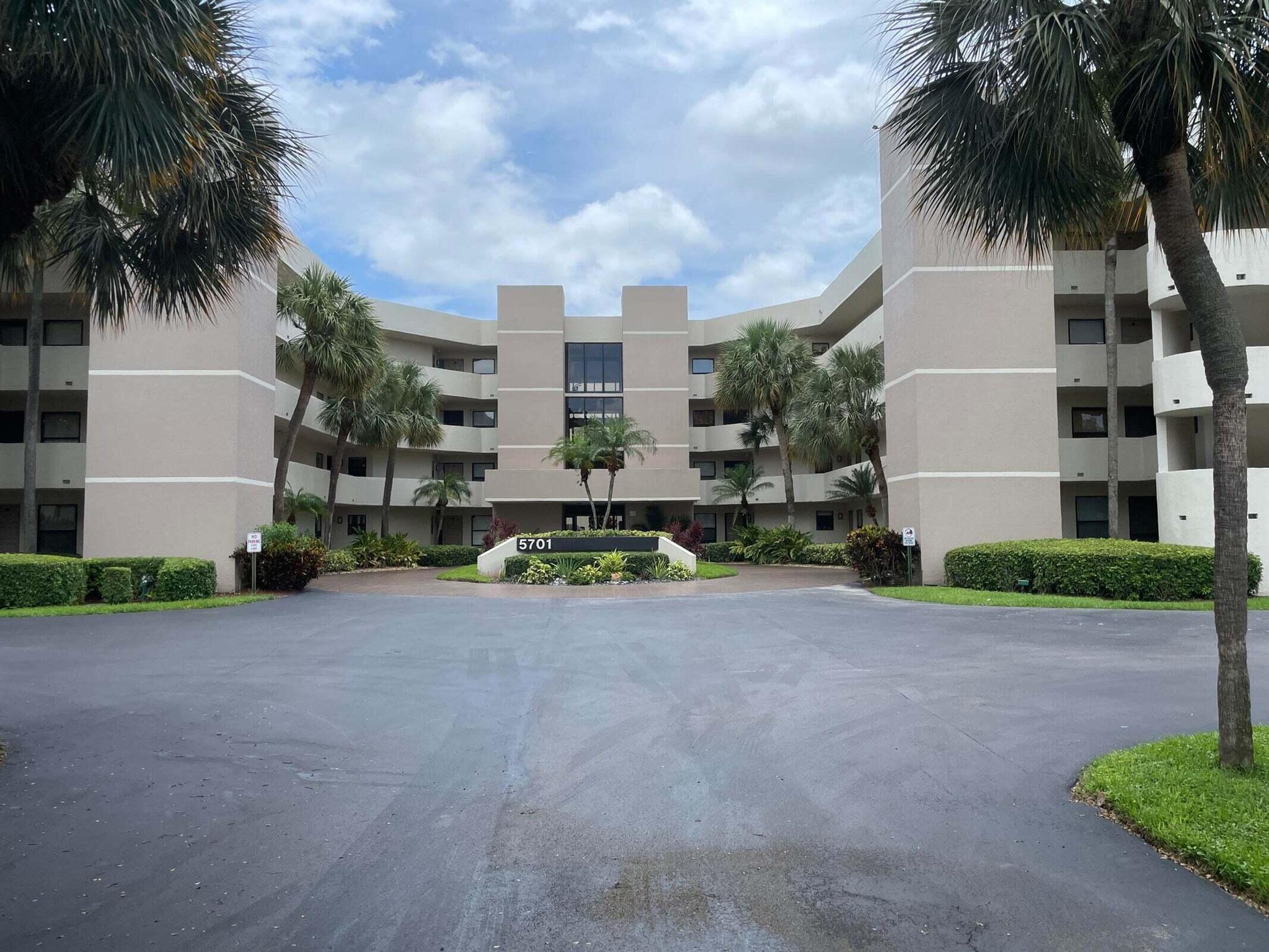 FABULOUS BRIGHT AND OPEN 3 BEDROOM, 2.5 BATH, MANNED GATED COMMUNITY, NEWLY RENOVATED KITCHEN, FRESH PAINT, CLOSE TO ALL SHOPPING, TOWN CENTER MALL AND I 95. EXCELLENT SCHOOLS. ROLL DOWN AND ACCORDION SHUTTERS ***DINING ROOM LIGHT DOES NOT TRANSFER****700 credit score required for HOA
