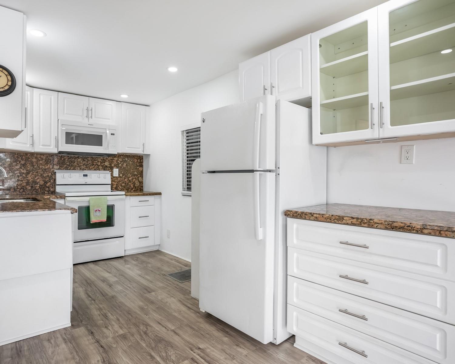 RAVENSWOOD ESTATES & MARI - Residential