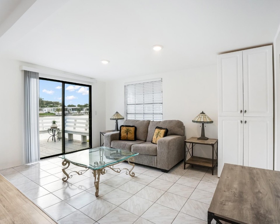 RAVENSWOOD ESTATES & MARI - Residential