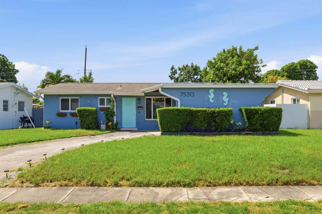 Photo of 7530 LINCOLN Street, Hollywood, FL 33024 (MLS # B26064544)