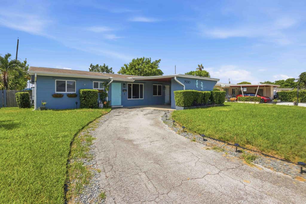 Photo of 7530 LINCOLN Street, Hollywood, FL 33024 (MLS # B26064544)