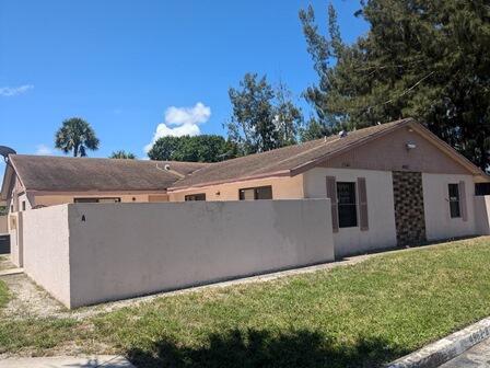 Spacious 2/2 villa with a large courtyard area. 2 master bedrooms, walk-in closet, all fresh paint throughout and granite kitchen counter tops. (2) assigned parking spaces. FIRST & SECURITY MOVE IN!