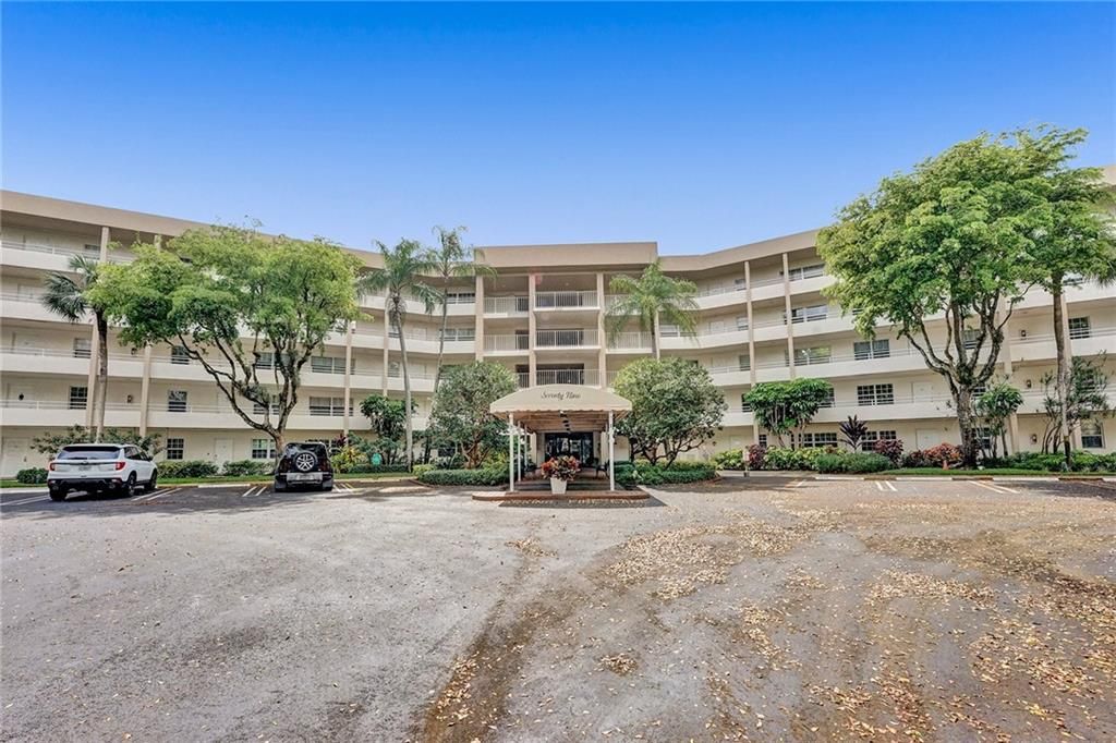 Photo of 3980 Oaks Clubhouse Dr #205, Pompano Beach, FL 33069 (MLS # F10324954)