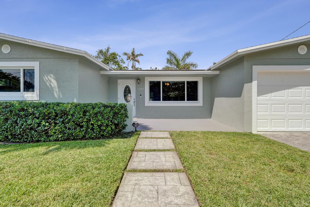 Photo of 5289 SW 95th Avenue, Cooper City, FL 33328 (MLS # B26028195)