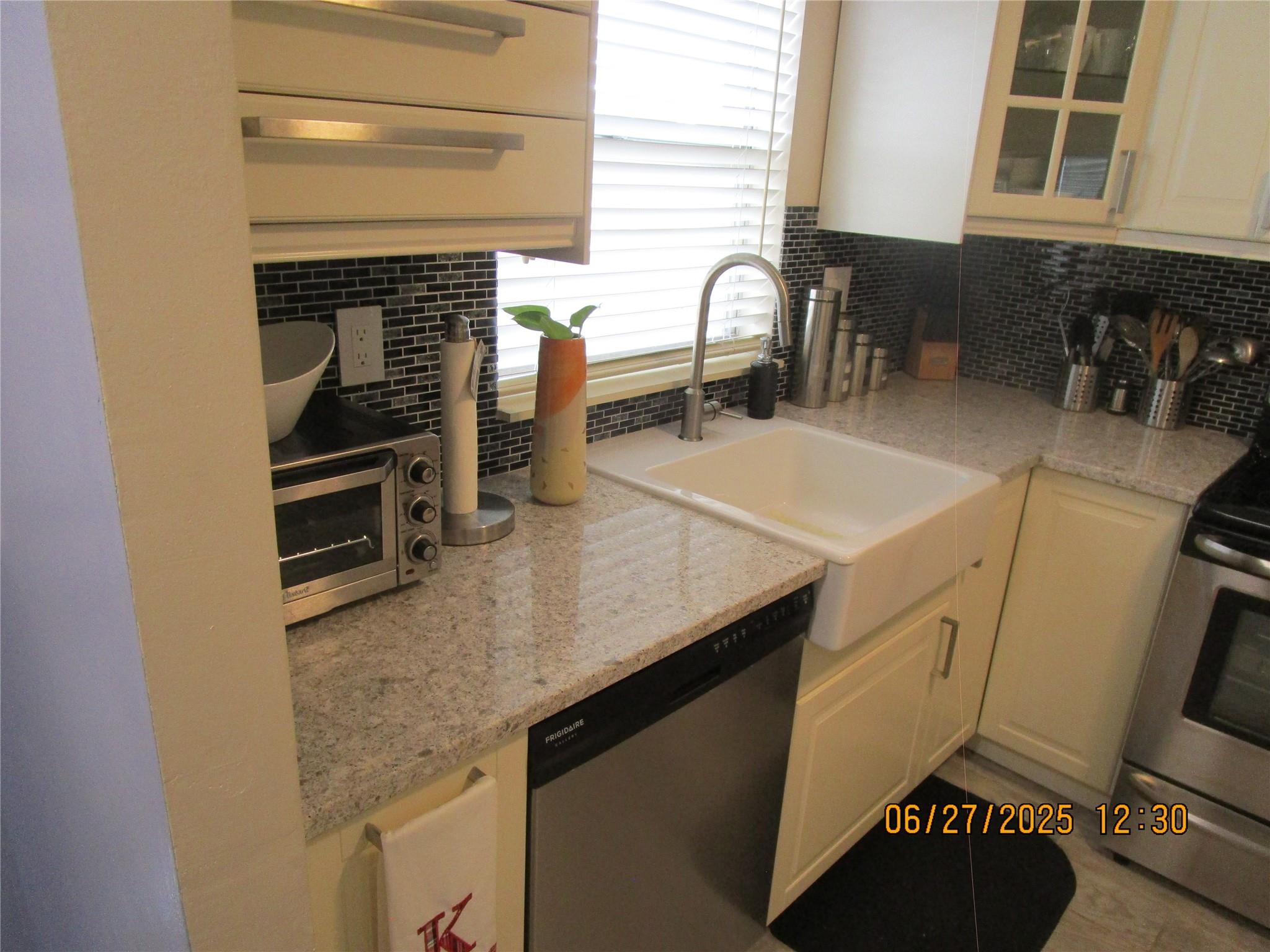 THIS LOVELY ONE BEDROOM ONE AND A HALF BATH IS "BEAUTIFUL".ITS BEING OFFERD FURNISHED. JUST BRING YOUR PERSONALS. THIS UNIT IS BEING OFFERED CASH ONLY. SUNRISE LAKES IS A 55+ COMMUNITY. lIVE THE COUNTRY CLUB LIVING WITHOUT THE COUNTRY CLUB DUES. THIS DEVELOPEMENT HAS INCOME AND CREDIT REQUIREMENTS TO PURCHASE. 670+ CREDIT SCORE AND $2700 MINIMUM NET MONTHLY INCOME.