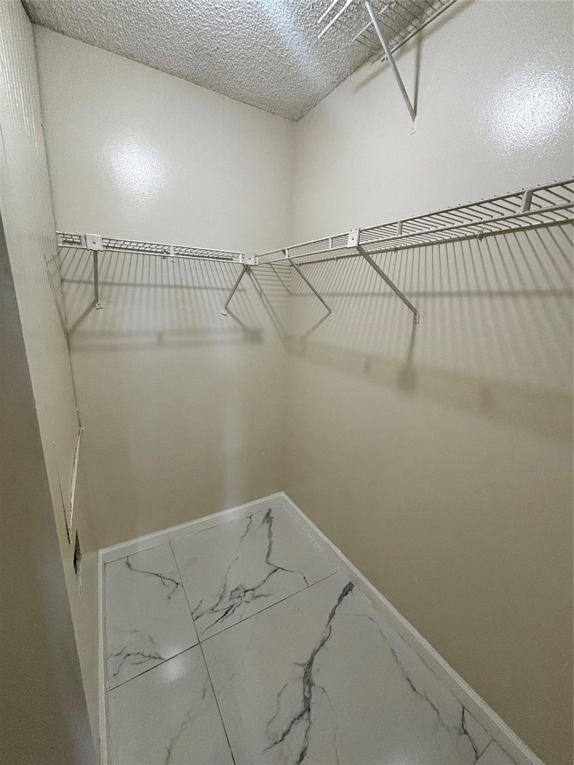 LE CLOS - Residential Lease