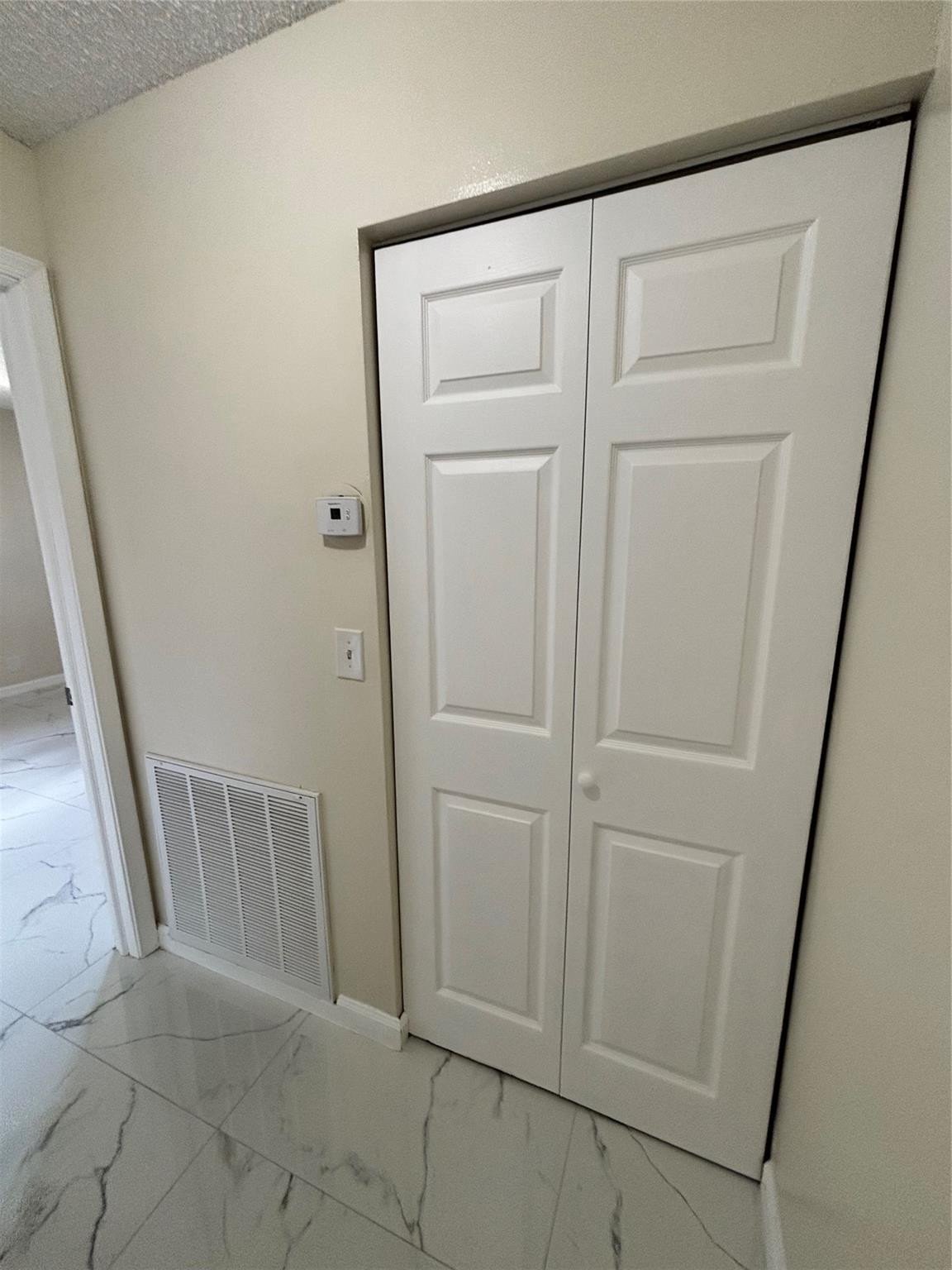 LE CLOS - Residential Lease