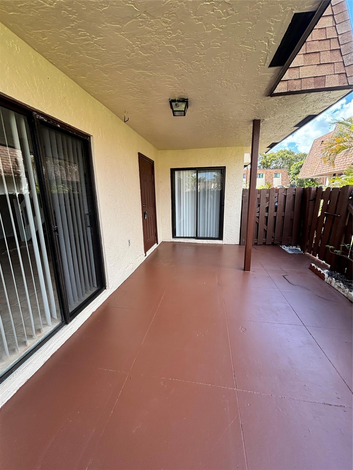 LE CLOS - Residential Lease