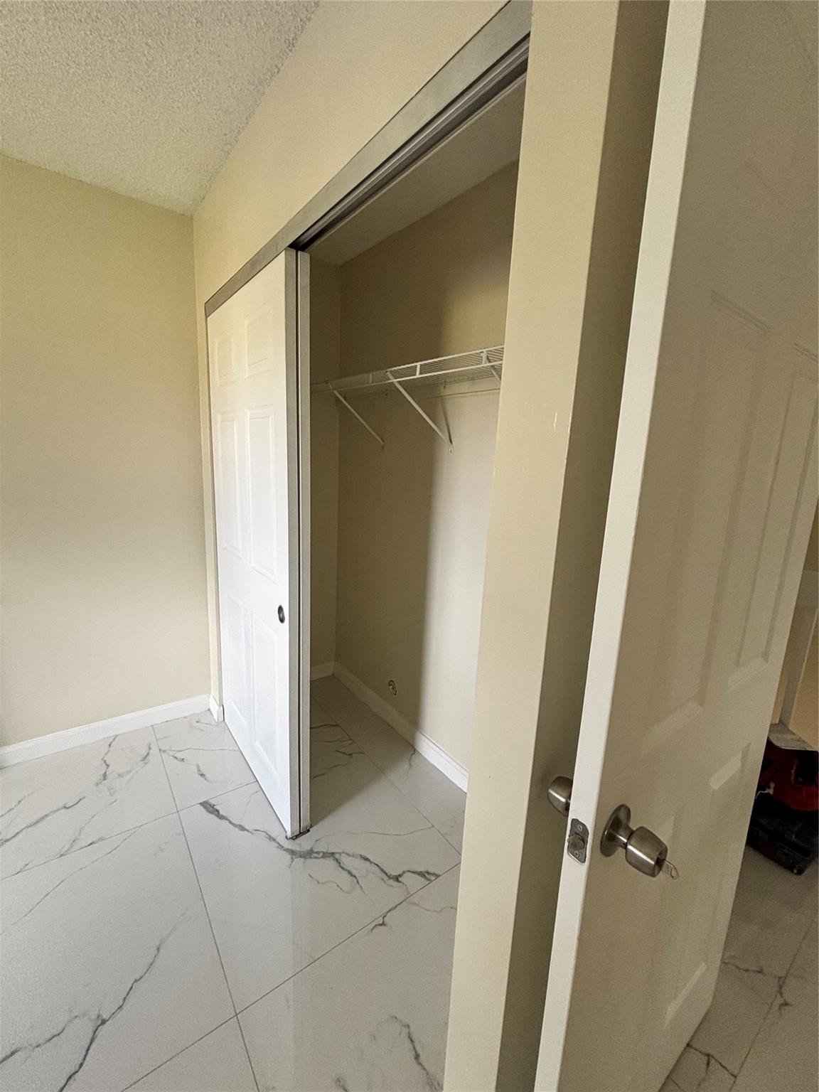 LE CLOS - Residential Lease