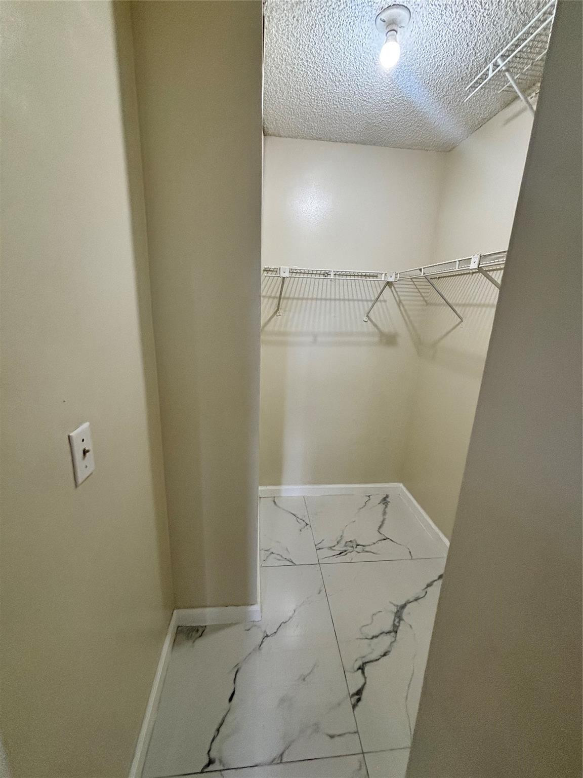 LE CLOS - Residential Lease