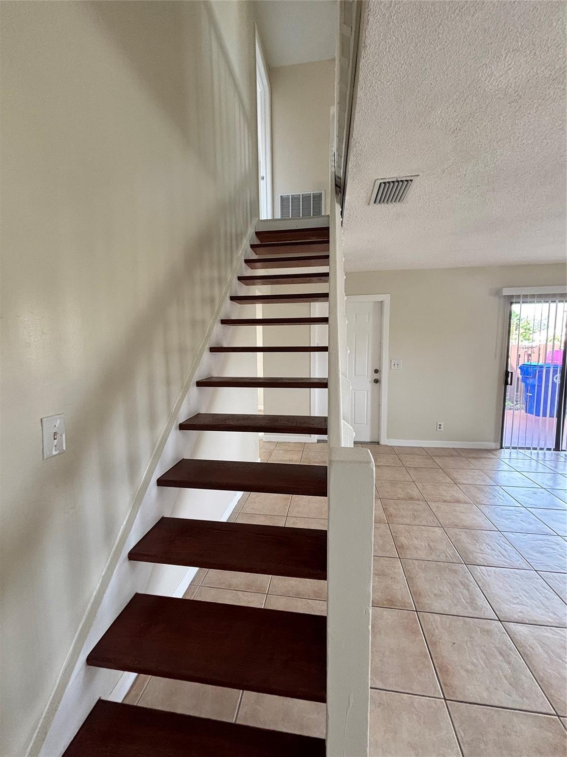 LE CLOS - Residential Lease