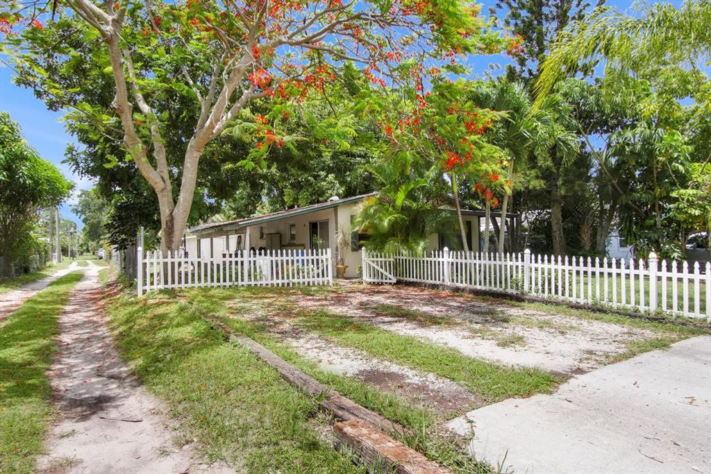 Photo of 317 6th Street St, Jupiter, FL 33458 (MLS # R10808598)