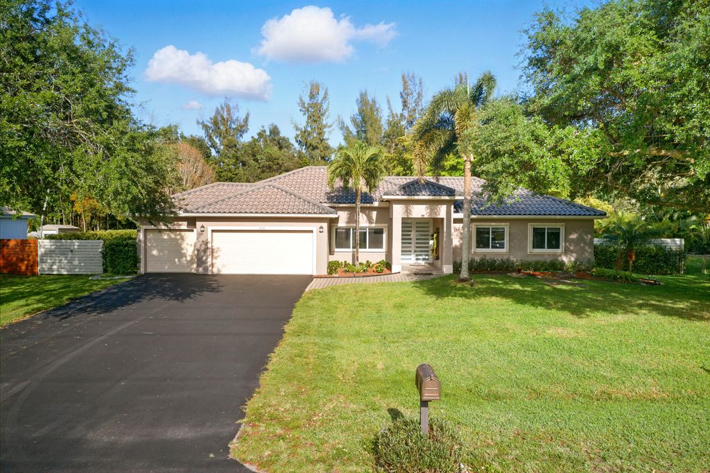 Photo of 5320 SW 199th Avenue, Pembroke Pines, FL 33332 (MLS # R11090818)