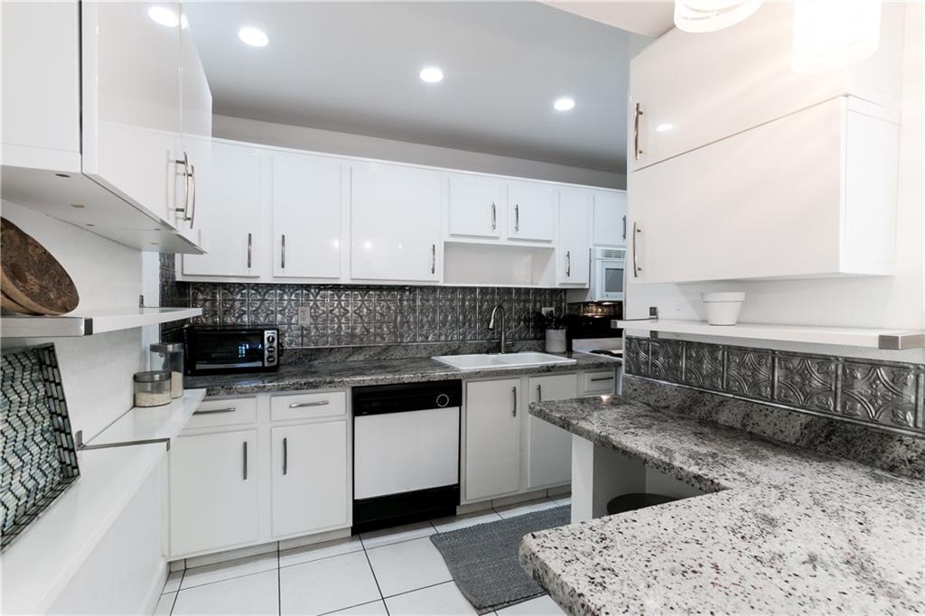 Harbor View Apts Condo - Residential