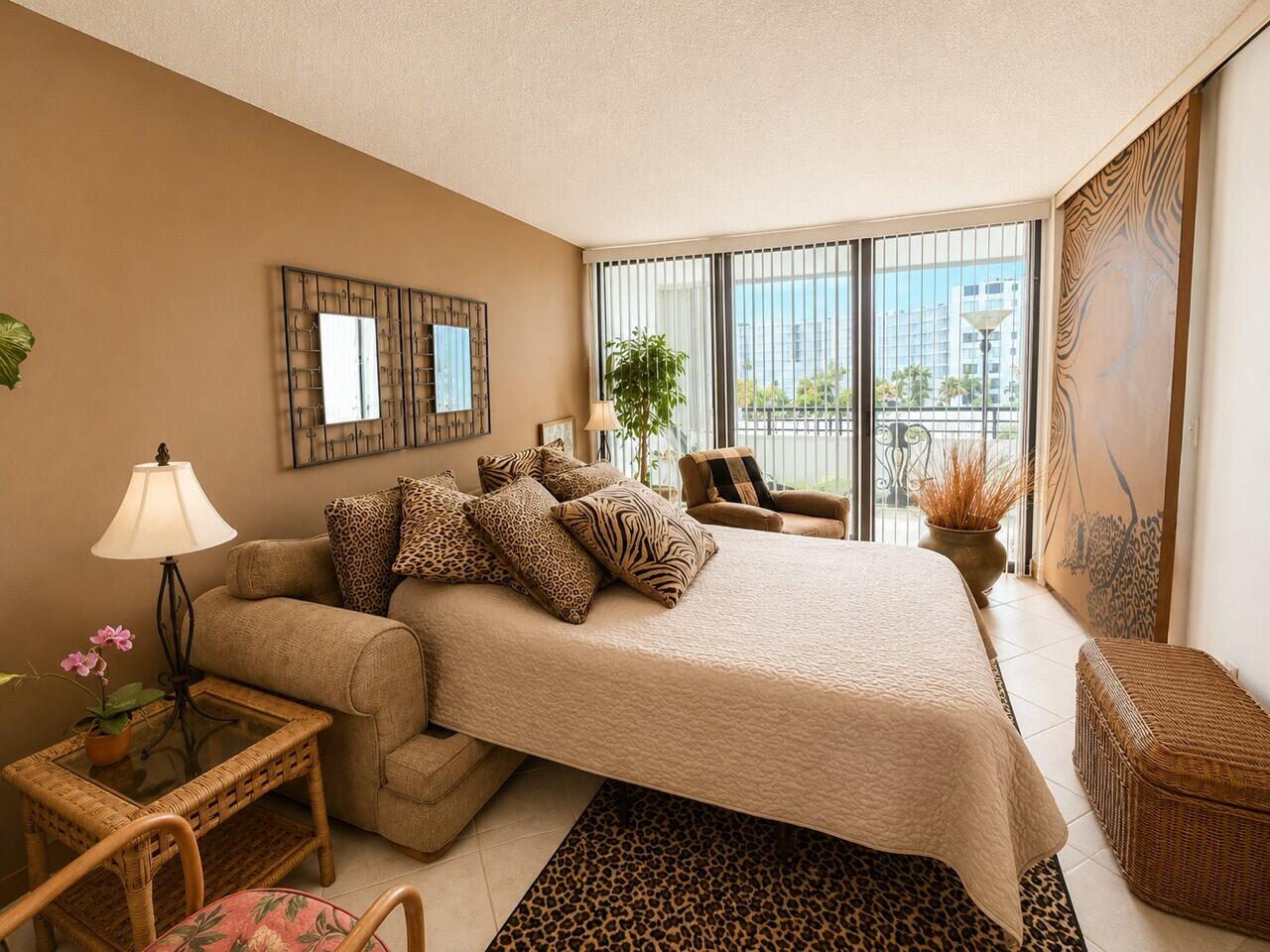 MAYFAIR HOUSE CONDO - Residential
