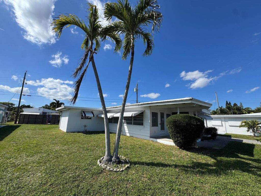 Photo of 14577 Glenview Drive, Delray Beach, FL 33445 (MLS # R11158755)