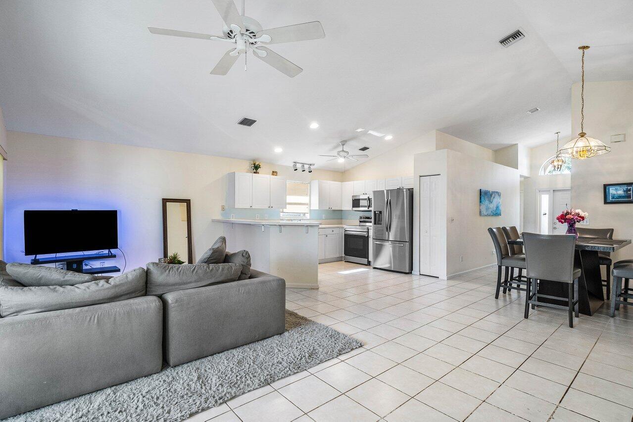 1652 Oak Berry Circle, Wellington, FL, 33414/$450,000 4 1652 Oak Berry Circle