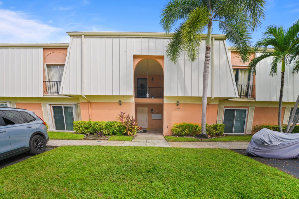 Photo of 104 Citrus Lane #104, Davie, FL 33325 (MLS # B26093827)