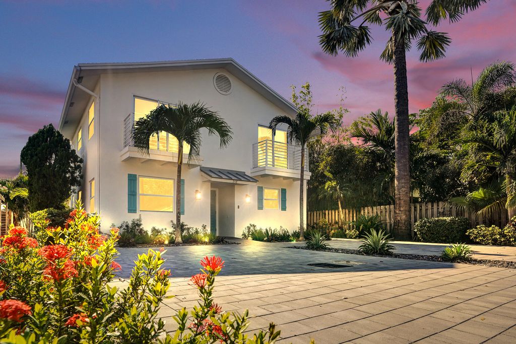 Photo of 218 NE 10th Street, Delray Beach, FL 33444 (MLS # R11152829)