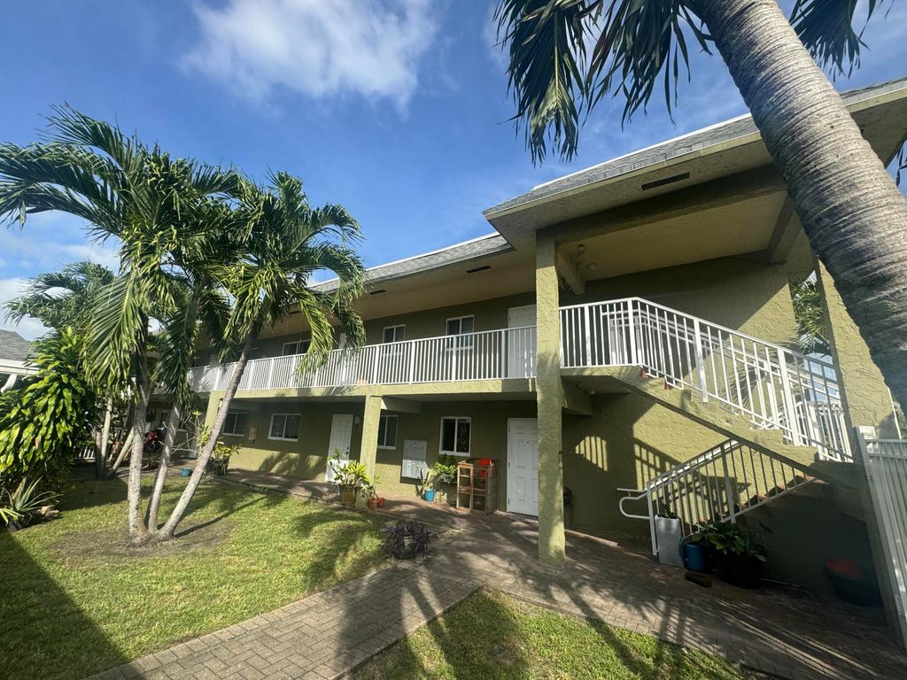 Photo of 837 NE 18th Court #Apt 7, Fort Lauderdale, FL 33305 (MLS # B26018376)