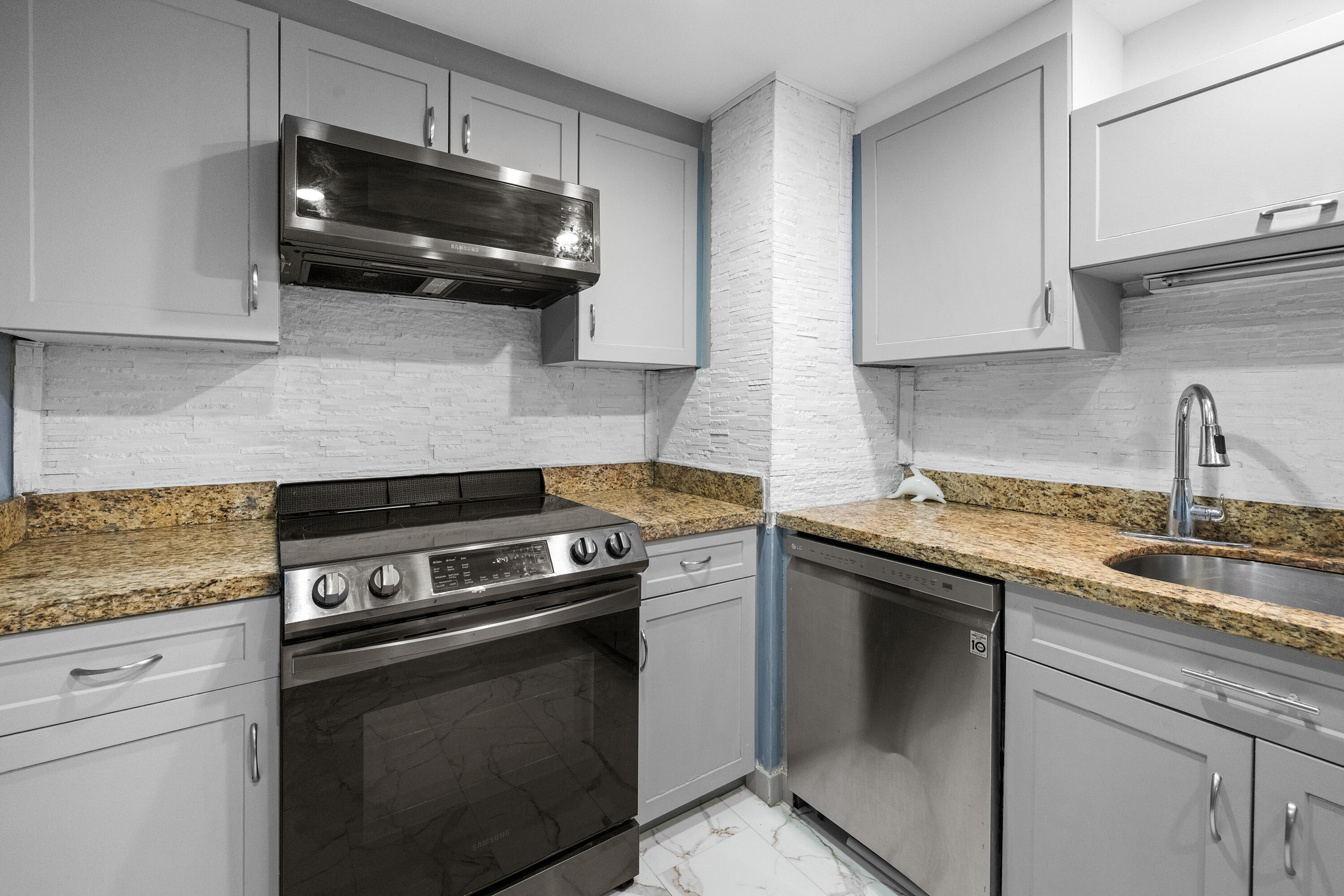 PALM BEACH HOUSE CONDO - Residential