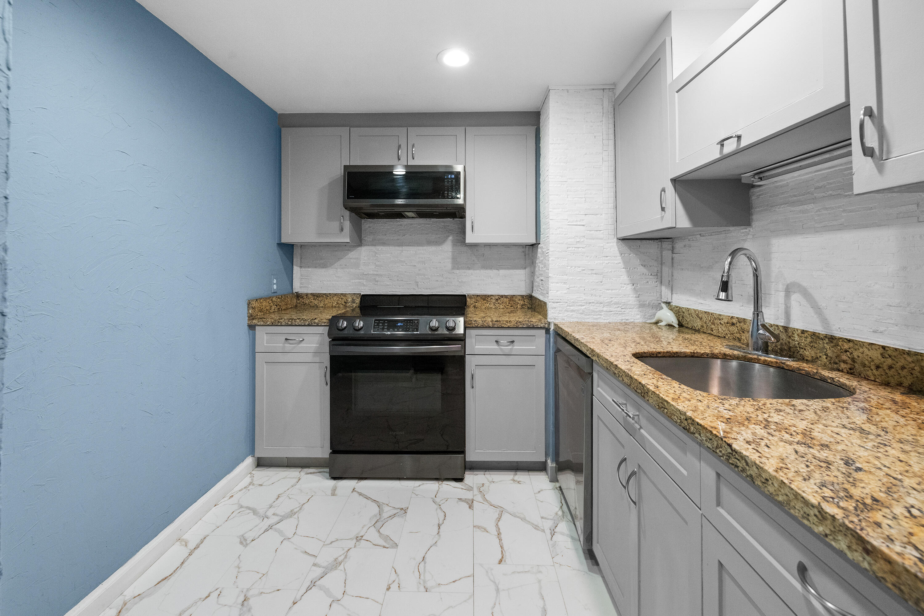 PALM BEACH HOUSE CONDO - Residential