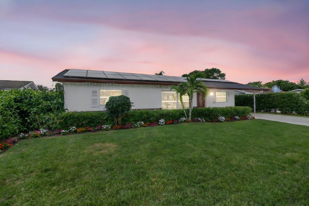 Photo of 304 Kennedy Street, Jupiter, FL 33458 (MLS # R11148609)