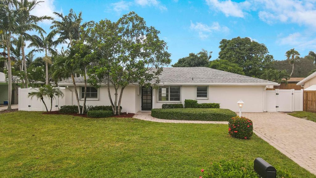 Photo of 1600 Venus Avenue, Jupiter, FL 33469 (MLS # R10935034)
