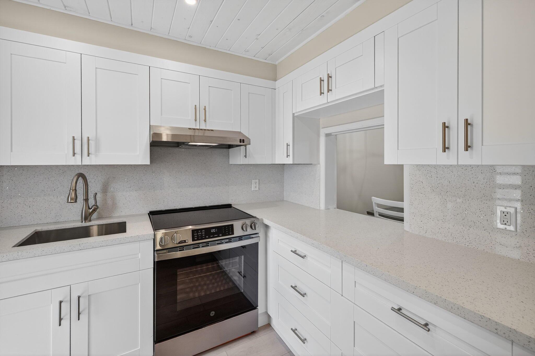 LIGHTHOUSE POINT GARDENS - Residential