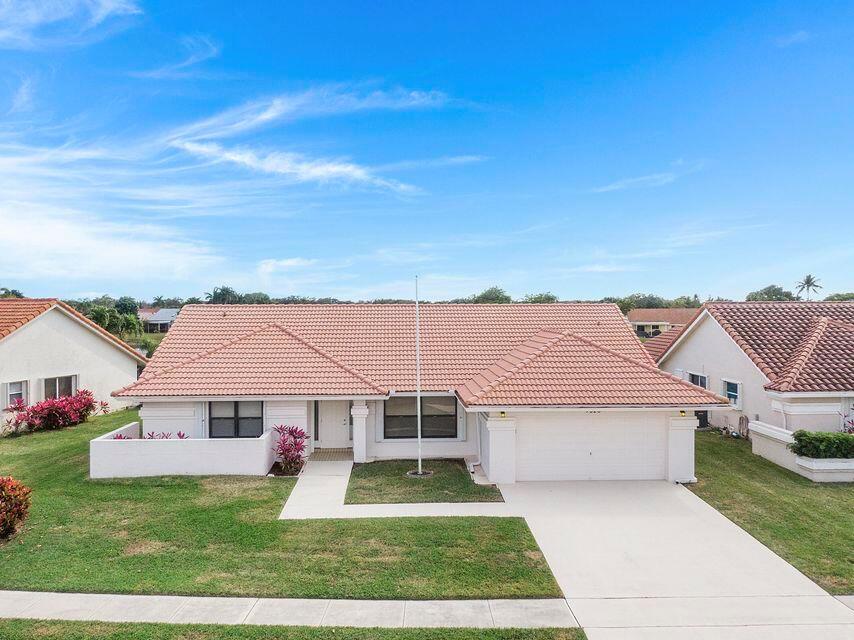 Elegant 3 bedroom 2 bathroom lakeview retreat featuring 2 cozy living rooms, and a fully equipped kitchen. Relax on the patio with grill, exercise machine, and peaceful lake views. Safe neighborhood, walking distance to worship centers, under 10 min to Walmart, Publix & dining. Just 15 min to I-95, Turnpike & PBI Airport, and 25 min to the beach. Ideal for families, couples, or long stays!