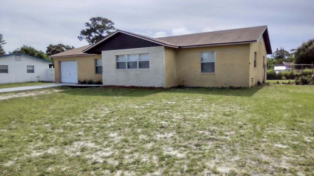 Photo of 2540 Mohawk Avenue, Fort Pierce, FL 34946 (MLS # R10893217)