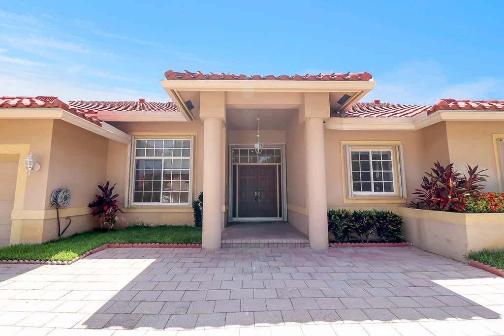 Photo of 551 NW 108TH Avenue, Plantation, FL 33324 (MLS # B26052010)