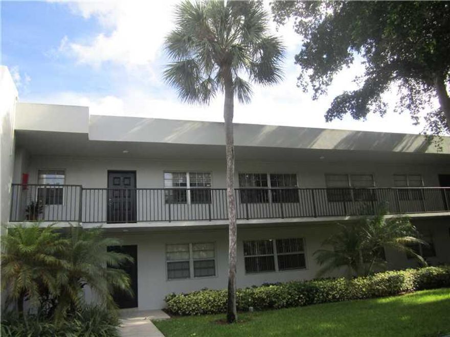 GREAT 3 BEDROOMS AND 2 BATHROOMS FURNISHED APARTMENT IN PALM AIRE, GROUND FLOOR, GOLF VIEW, NEWER APPLIANCES, READY TO MOVE IN. TILED KICHEN, LIVING ROOM AND DINNING ROOM AREA, CARPET IN BEDROOMS. NEAR SHOPS, RESTAURANTS, CASINO.