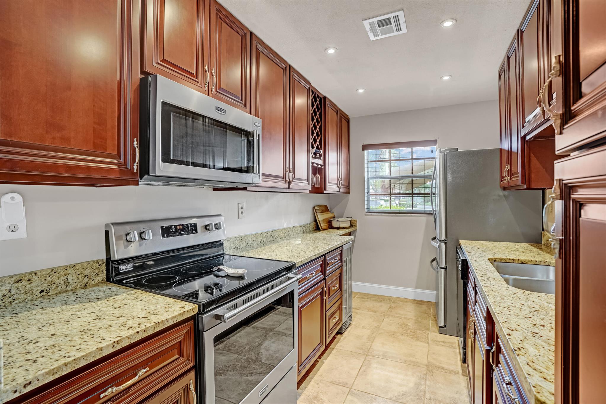 SAVANNAH'S CONDOMINIUM SE - Residential