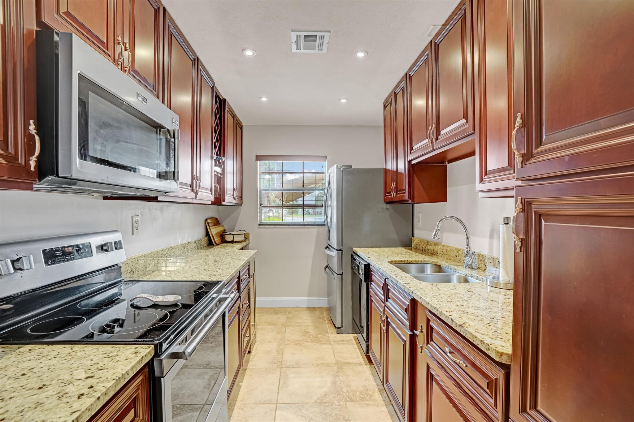 SAVANNAH'S CONDOMINIUM SE - Residential