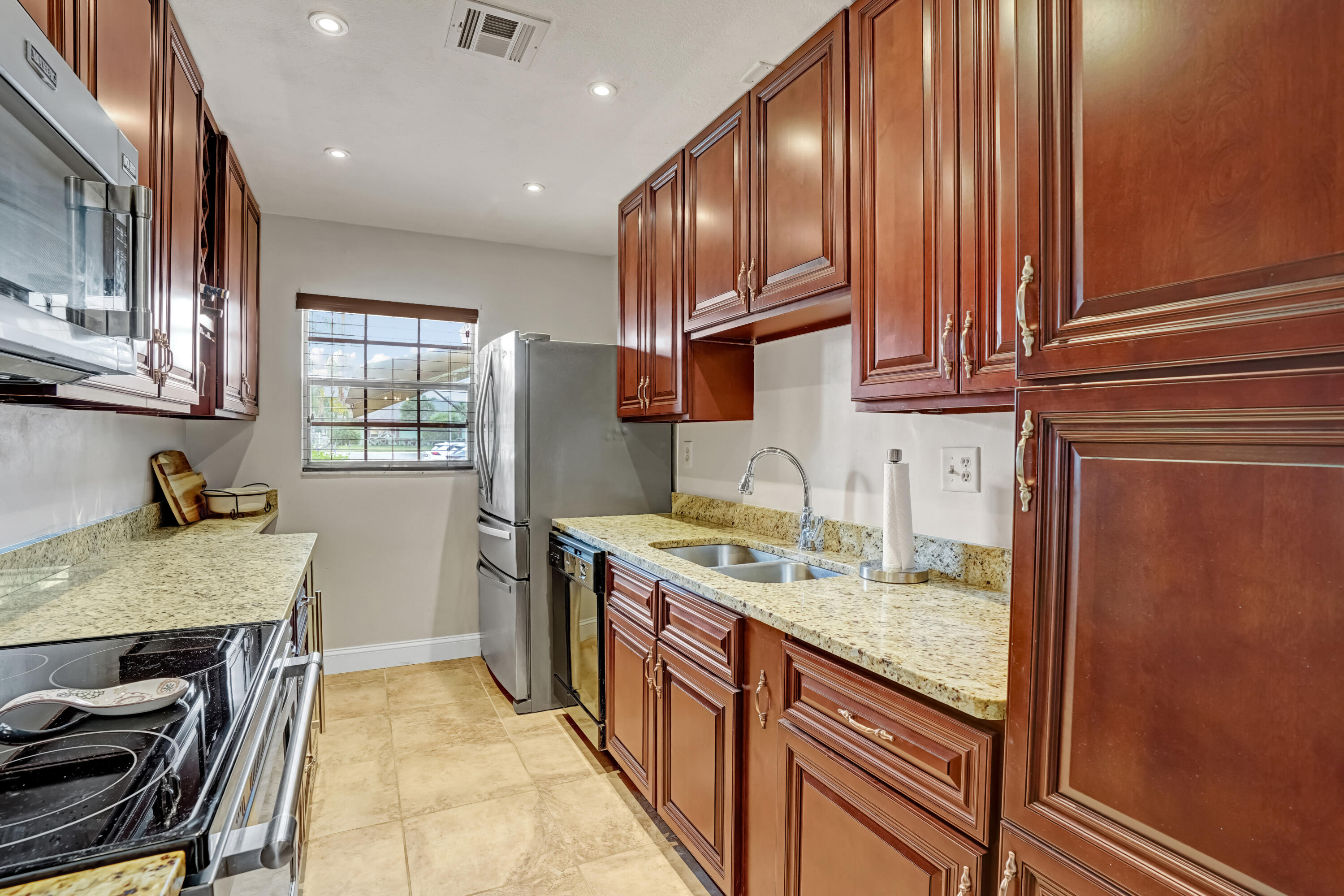 SAVANNAH'S CONDOMINIUM SE - Residential