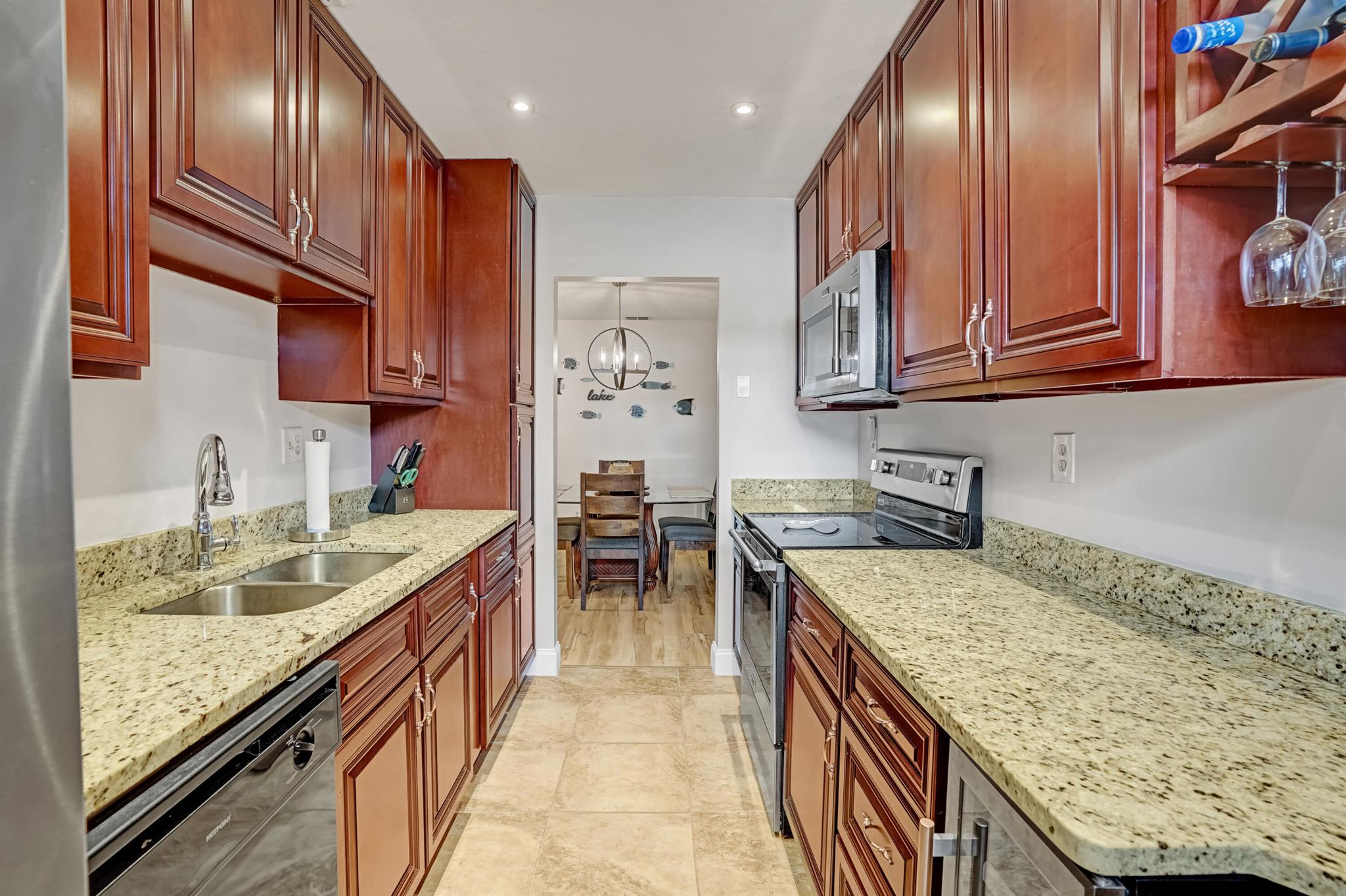 SAVANNAH'S CONDOMINIUM SE - Residential