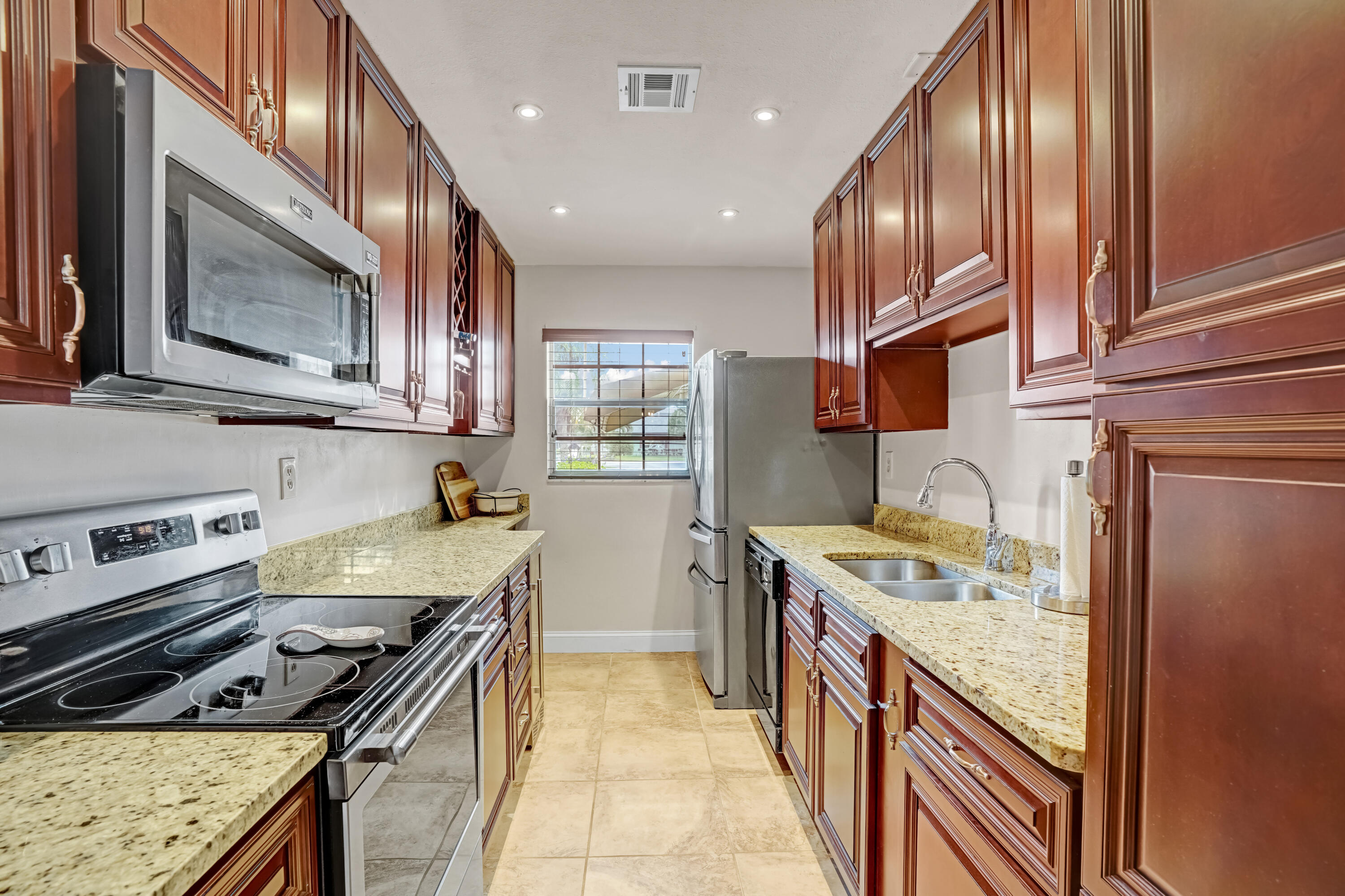 SAVANNAH'S CONDOMINIUM SE - Residential