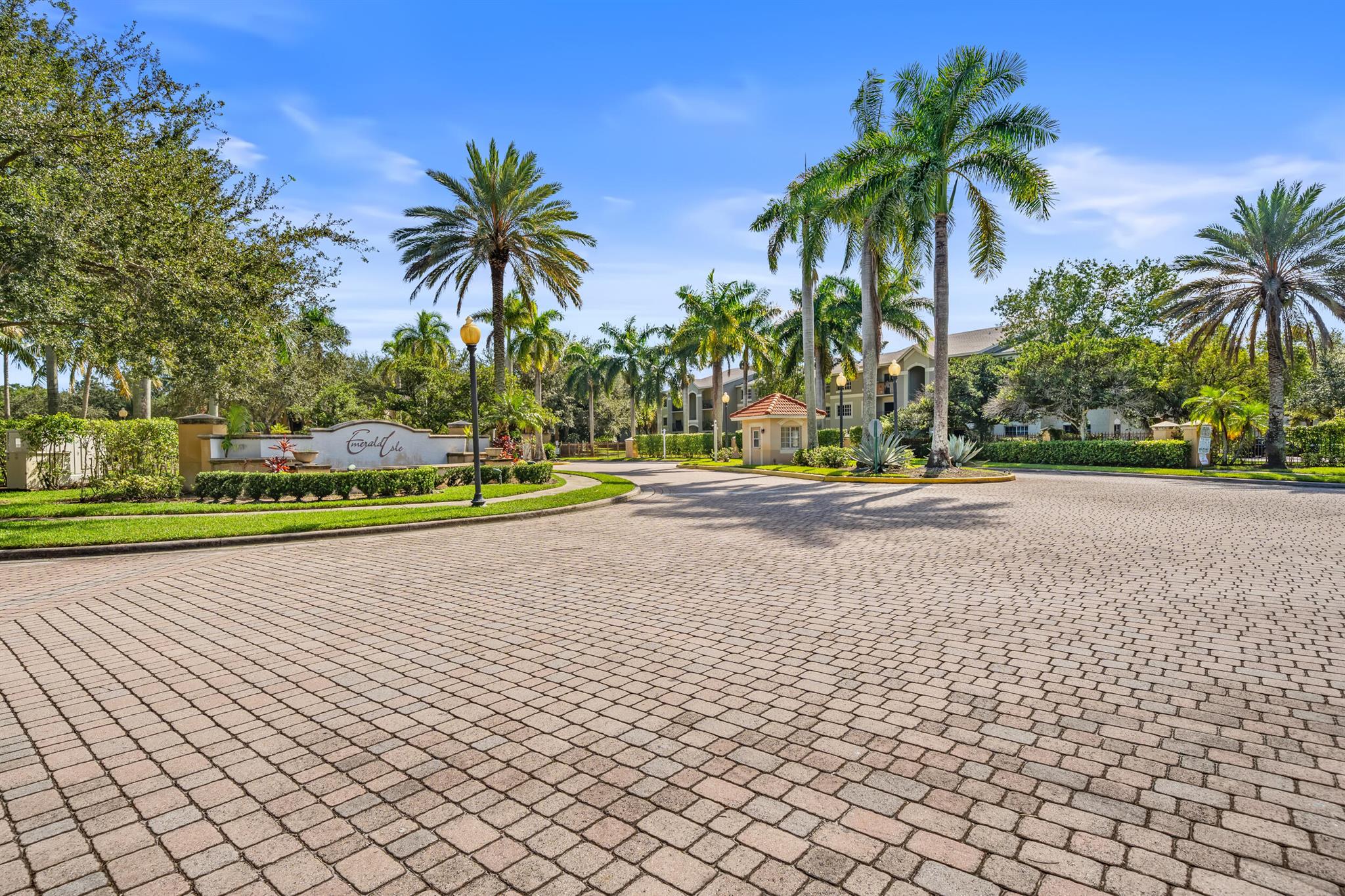 EMERALD ISLE AT LAGUNA LA - Residential