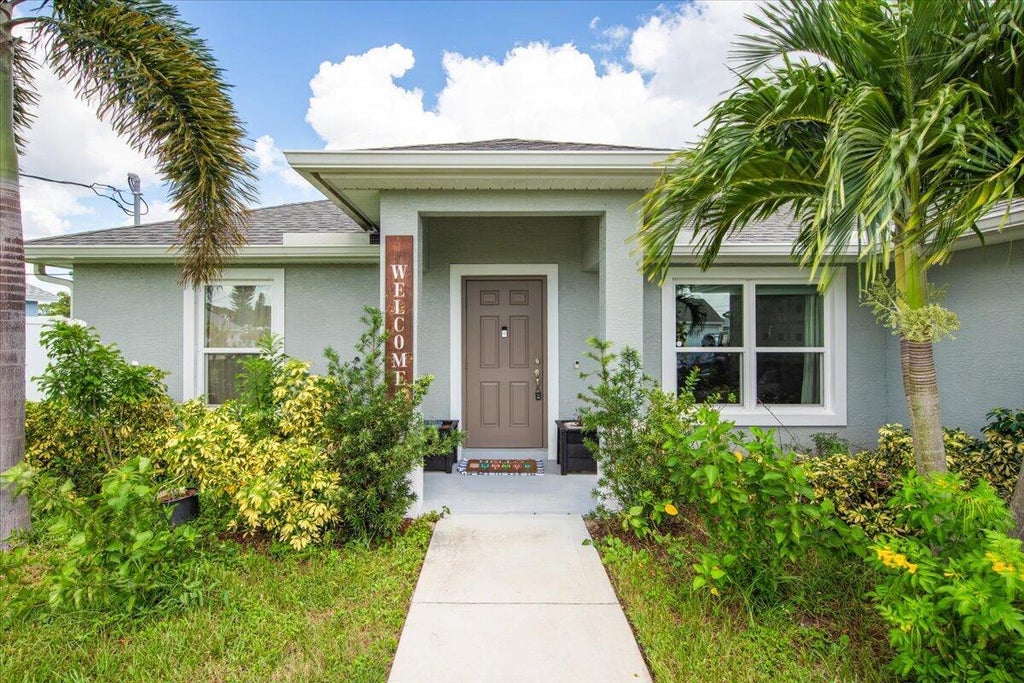 Photo of 401 SE Whitmore Drive, Port Saint Lucie, FL 34984 (MLS # R11025167)