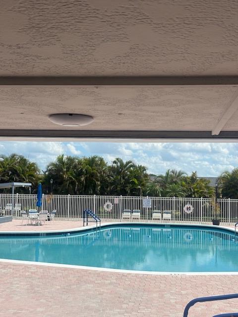 CRESTHAVEN VILLAS 11 CONDO - Residential