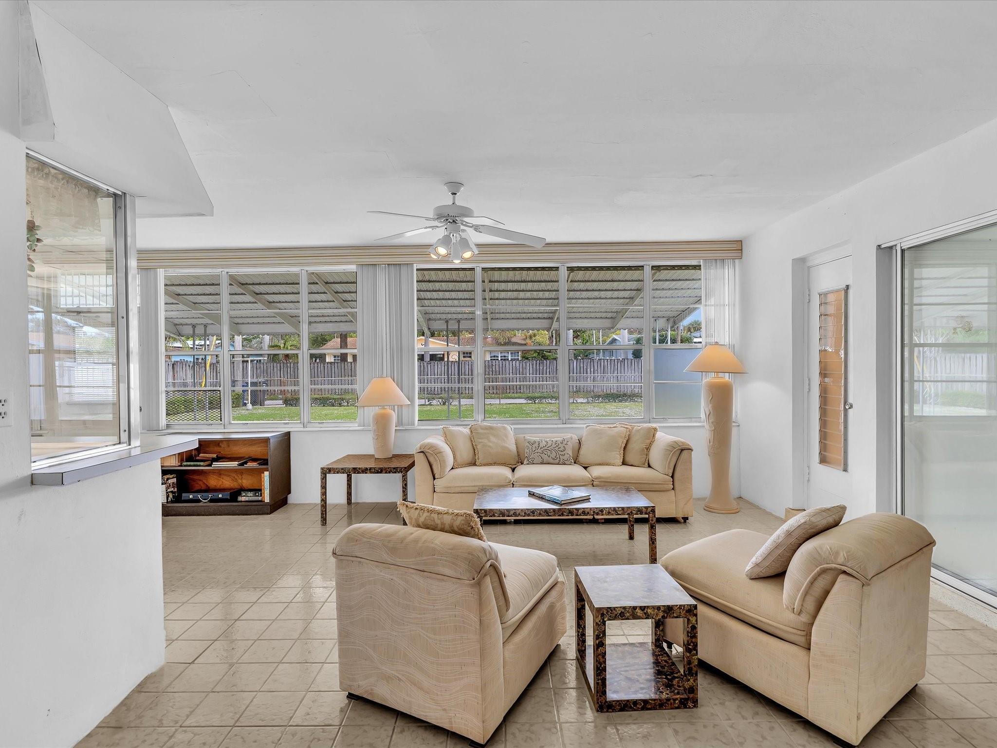 HOLLYWOOD HILLS - Residential