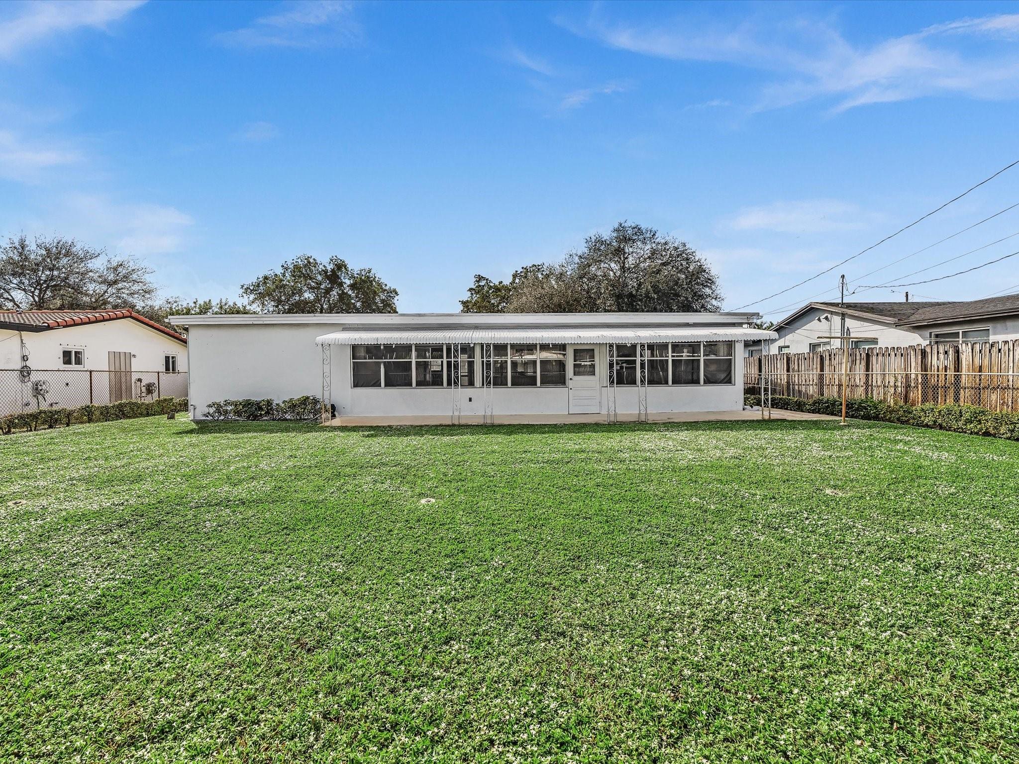HOLLYWOOD HILLS - Residential